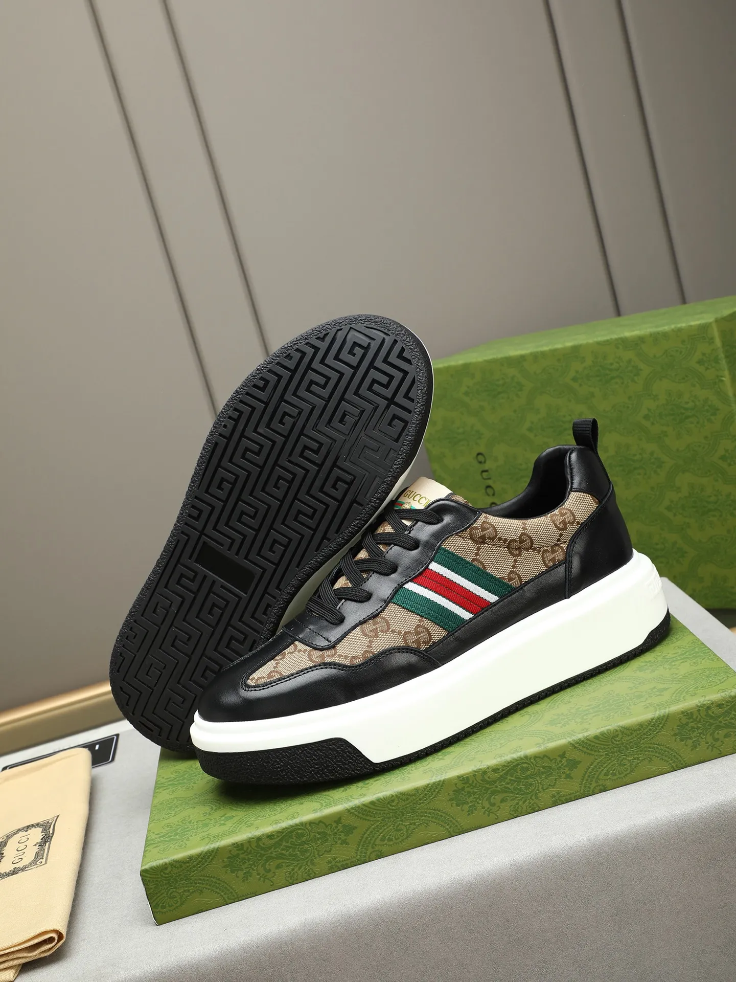 Men's shoes 💰480 New men's shoes GUCCI Fashion trend Made of first-layer calfskin ➕ washed sheep lining! The foot feels super comfortable and the workmanship is impeccable. Foam ultra-light outsole, size: 38-44 (45 customized) 4 colors to choose from!